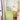 Groene ladekast met Tiffany tafellamp, roze bloemen en gouden decor, slaapkamerinrichting.