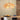 Hanglamp rotan bloemvormig, natuurlijke uitstraling, boven houten eettafel, moderne interieurdecoratie.