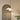 Witte hanglamp met ronde kap, moderne interieurverlichting, minimalistisch design, woonkamer.