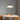 Hanglamp wit modern design boven ronde eettafel, minimalistisch interieur, eetkamerverlichting.