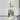 Hanglamp beige metaal, moderne interieurdecoratie, boven kunstwerk en bloemen, woonkamer.