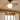Houten plafondlamp met rotan kap en ronde witte bol, moderne verlichting voor woonkamer.