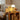 Chromen tafellamp met halve bol, moderne designlamp, woonkamerverlichting, houten bijzettafel.