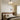 Moderne witte plafondlamp in slaapkamer, minimalistisch design, interieurverlichting.