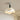 Moderne witte plafondlamp, golvend ontwerp, metalen basis, eigentijdse interieurverlichting.