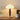 Moderne tafellamp met houten voet en witte kap, sfeerverlichting, interieurdecoratie.