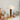 Moderne tafellamp met witte kap en houten voet, Scandinavisch design, interieurdecoratie.