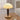 Houten tafellamp met glazen kap op houten tafel, moderne interieurverlichting, woonkamer decor.
