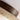 Bruine houten plafondlamp met beige kap, moderne verlichting, interieurdecoratie.