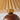 Houten tafellamp met beige geplooide kap, moderne verlichting, interieurdecoratie.