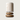 Moderne tafellamp met houten basis en beige stoffen kap, minimalistisch design.