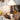 Houten torenlamp met witte kap op tafel, moderne decoratieve verlichting.