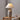 Gespikkelde keramische tafellamp, beige, rustiek design, woonkamerverlichting.