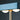 Blauwe moderne tafellamp met gouden details, minimalistisch design, interieurverlichting.