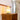 Kerstboom tafellamp, warm wit licht, modern design, houten kast, sfeerverlichting, interieurdecoratie.