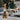Tafellamp op eettafel, kerstdecoratie, moderne LED-lichtbron, sfeerverlichting, beige design.