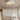 Moderne witte plafondlamp in minimalistisch interieur, woonkamer, design verlichting.