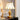 Gouden koloniale vloerlamp met glazen kap, klassieke stijl, interieurverlichting.