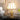 Klassieke messing vloerlamp met witte kap, vintage design, elegante verlichting.
