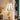 Klassieke messing vloerlamp met witte kap, vintage design, elegante woondecoratie.