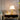 Koloniale messing vloerlamp met witte kap, elegante verlichting, klassieke interieurdecoratie.