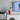 Rode tafellamp met witte kap op witte kast naast tv, moderne interieurdecoratie.