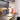 Rode tafellamp op houten bureau naast laptop, moderne verlichting, interieurdecoratie.