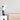 Zwarte tafellamp met witte kap op beige kast, moderne interieurverlichting.