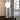 Gouden tafellamp met glazen bol, modern design, sfeerverlichting, interieurdecoratie.