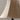 Beige stoffen lampenkap van keramische tafellamp, moderne interieurverlichting.