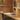 Rode draagbare tafellamp op houten bureau, modern design, sfeerverlichting, interieurdecoratie.