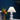 Witte geplooide tafellamp op tafel, moderne designlamp, decoratieve verlichting.