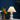 Witte geplooide tafellamp op tafel, moderne designlamp, sfeerverlichting, interieurdecoratie.