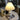 Witte geplooide tafellamp op tafel, sfeerverlichting, modern design, interieurdecoratie.