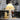 Witte geplooide tafellamp, keramiek, klassieke stijl, sfeerverlichting, interieurdecoratie.