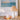 Witte keramische tafellamp met geplooide beige kap, moderne decoratieve verlichting.