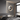 Maanlamp wanddecoratie slaapkamer, ronde LED verlichting, grijs bed, moderne interieurstijl.
