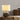 Textuur keramische tafellamp, beige kap, modern design, woonkamer verlichting.