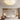 Witte plafondlamp in moderne slaapkamer, stoffen kap, sfeerverlichting, eigentijds interieur.