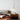 Marmeren hanglamp boven nachtkastje, modern design, slaapkamerverlichting, wit en goud.