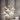 Marmeren hanglampen met gouden details, moderne verlichting, luxe interieurdecoratie.