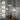 Marmeren hanglampen met gouden details, moderne verlichting, zwart-wit tegelachtergrond.