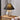 Zwart-witte marmeren tafellamp met zwarte kap op houten tafel, moderne interieurdecoratie.