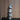 Chromen tafellamp met drie bollen, modern design, houten achtergrond, interieurdecoratie.