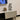 Chromen tafellamp op dressoir, modern design, woonkamerverlichting, glanzend metaal.