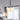 Moderne hanglamp met witte glazen bollen in slaapkamer, minimalistisch interieur, plafondverlichting.