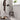 Moderne minimalistische tafellamp zwart goud, houten tafel, woonkamer decor, Scandinavisch design.