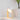 Moderne tafellamp met houten frame en witte kap, minimalistisch design, sfeerverlichting.