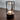Moderne glazen tafellamp met metalen frame, sfeerverlichting, minimalistisch design.