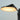 Moderne zwarte tafellamp metaal, minimalistisch design, warm licht, interieurverlichting.